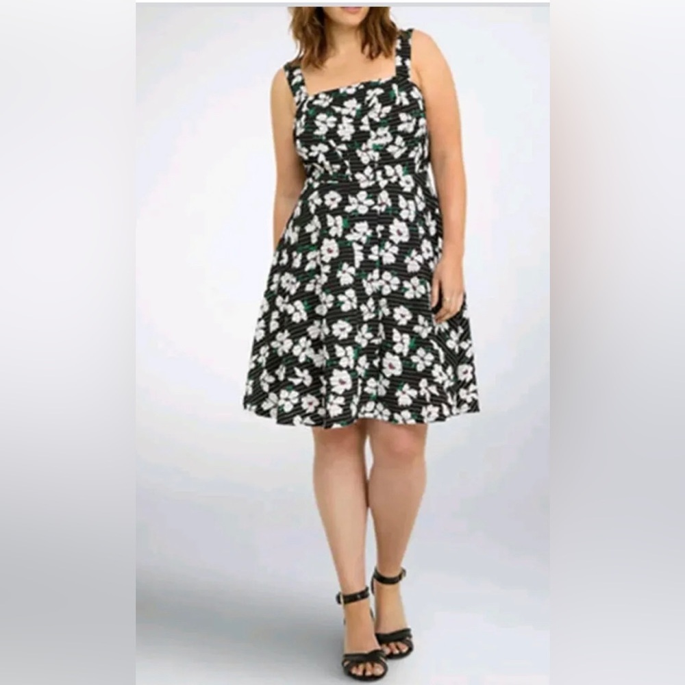Torrid Floral Print Black/White Textured Skater Fit & Flare Dress Plus Size 16